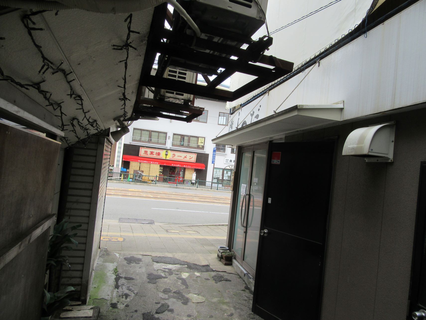 長崎市思案橋の裏路地から見える、福山雅治も通う名店・『思案橋ラーメン』。