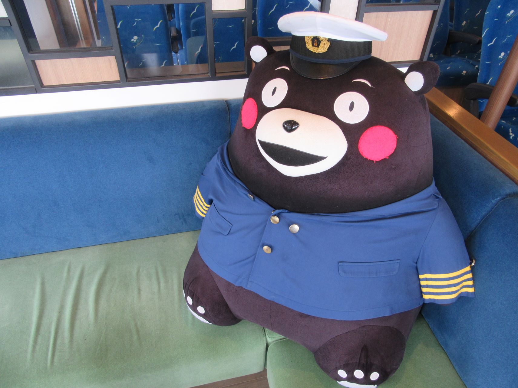 フェリーの中で見つけた、くまモン。
