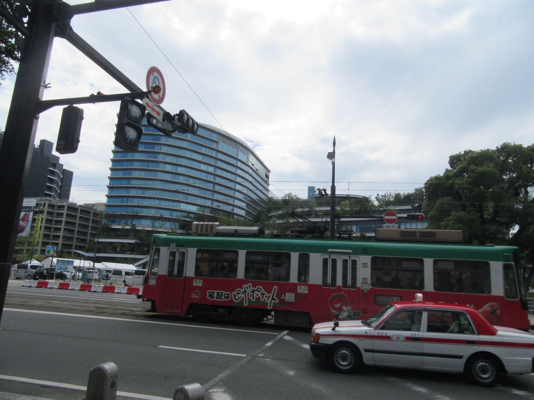 熊本市のサクラマチクマモト近くの路面電車。