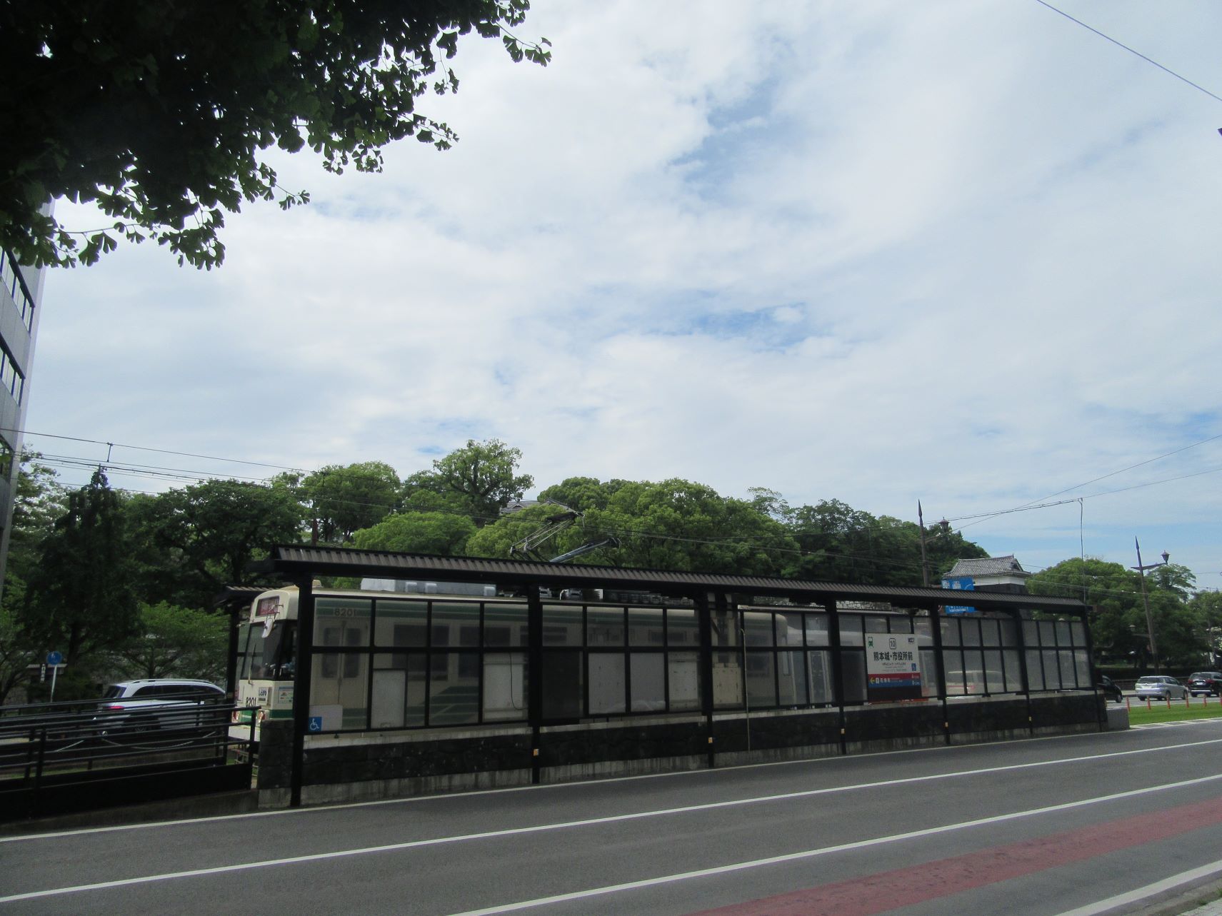 熊本城・市役所前電停と、後ろに見える熊本城関連とみられる建物。