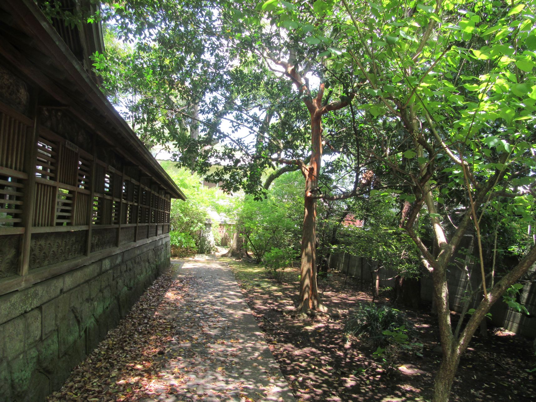 長崎県長崎市・松森天満宮の奥の道。