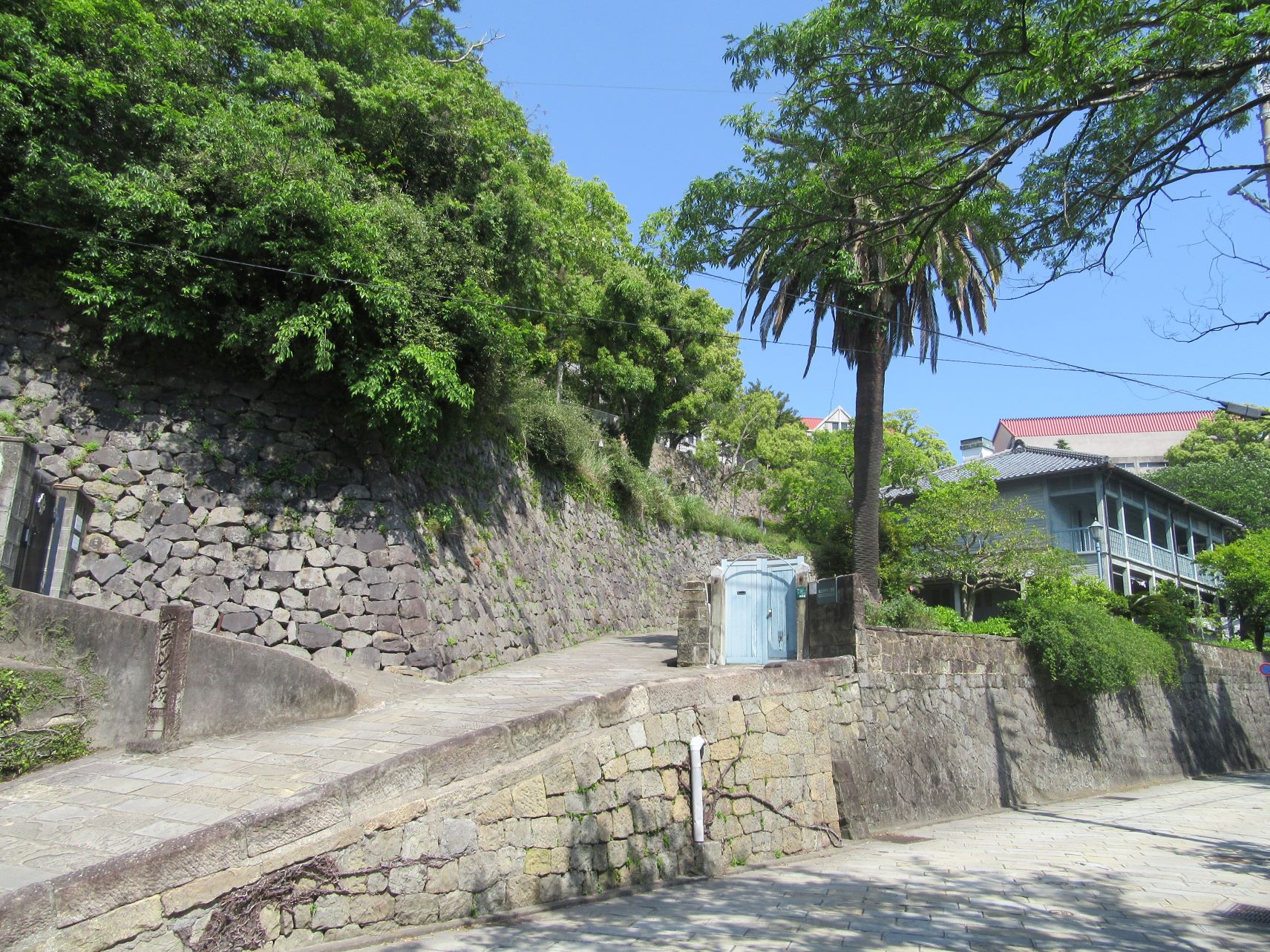 長崎県長崎市・オランダ坂の石碑付近。