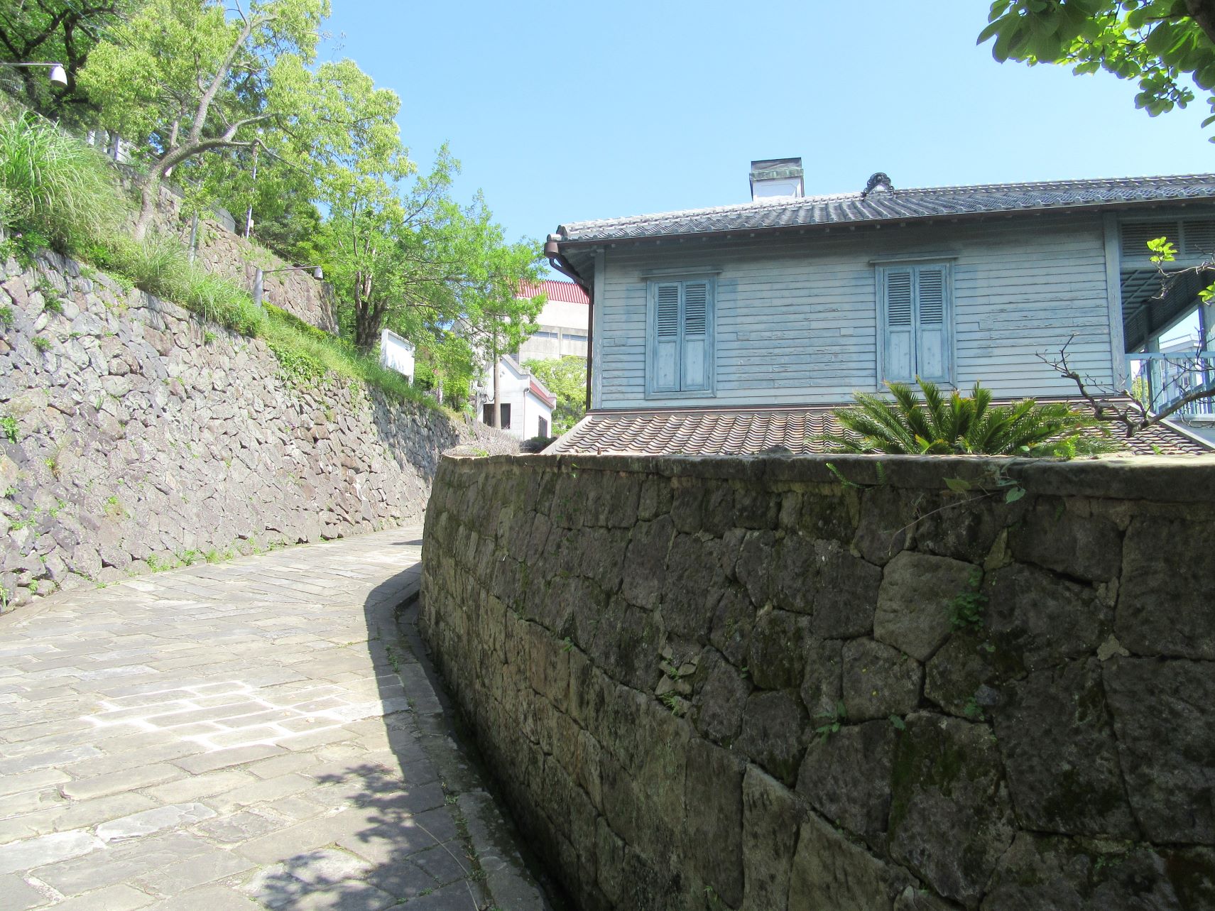 長崎県長崎市・オランダ坂を昇る。