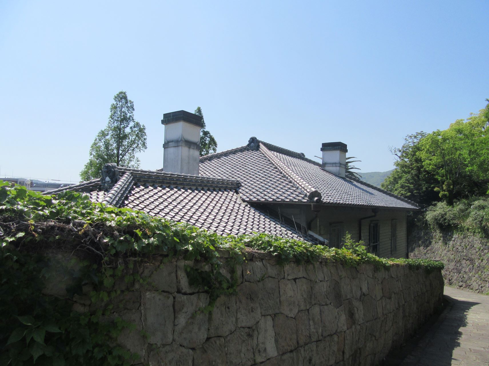 長崎県長崎市・オランダ坂から見える和洋折衷の建物・東山手甲十三番館。
