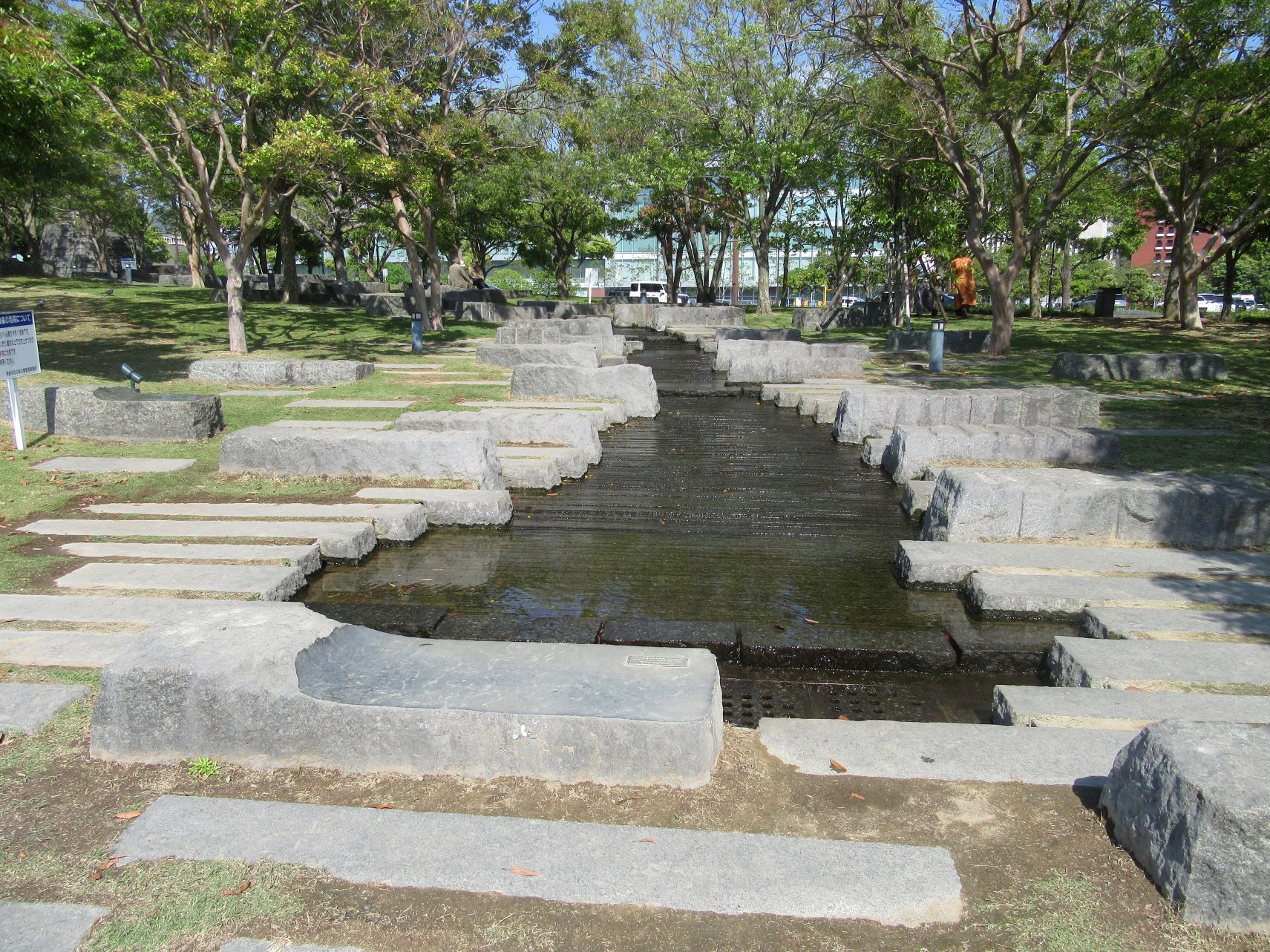 長崎県長崎市・水辺の森公園にある『水の劇場』を近くから。