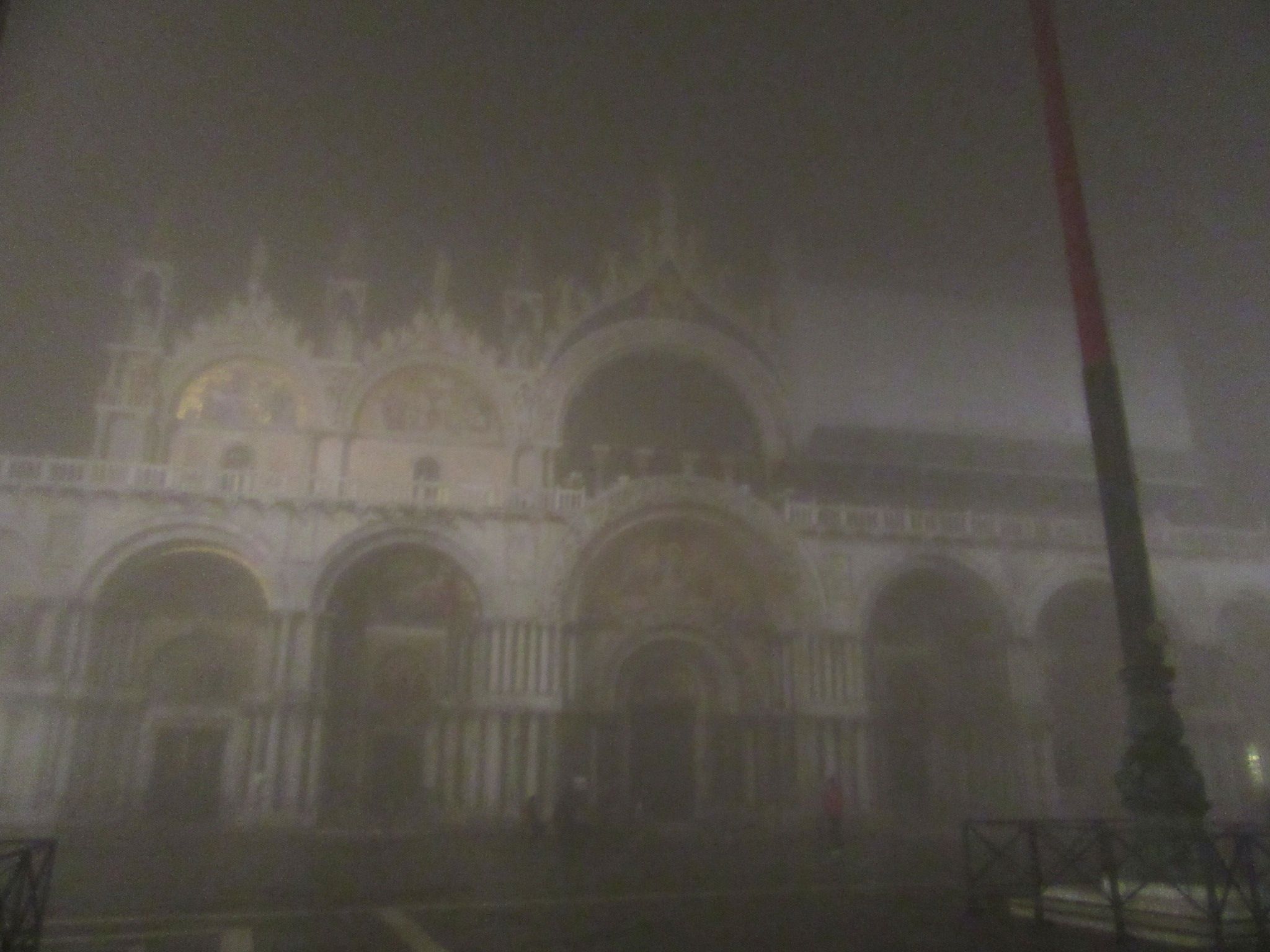 夜霧のサン・マルコ寺院。